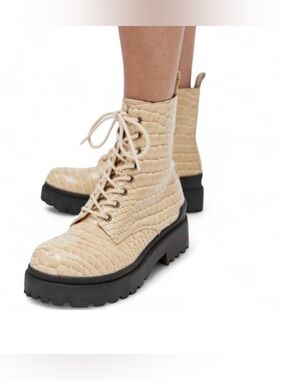 Urban Outfitters Chelsea Boot Grunge Goth Chunky Croc Platform Combat Ivory Sz 8